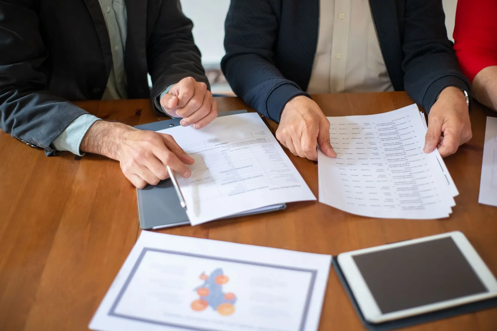Profesionales revisando documentos y datos durante una reunión de trabajo