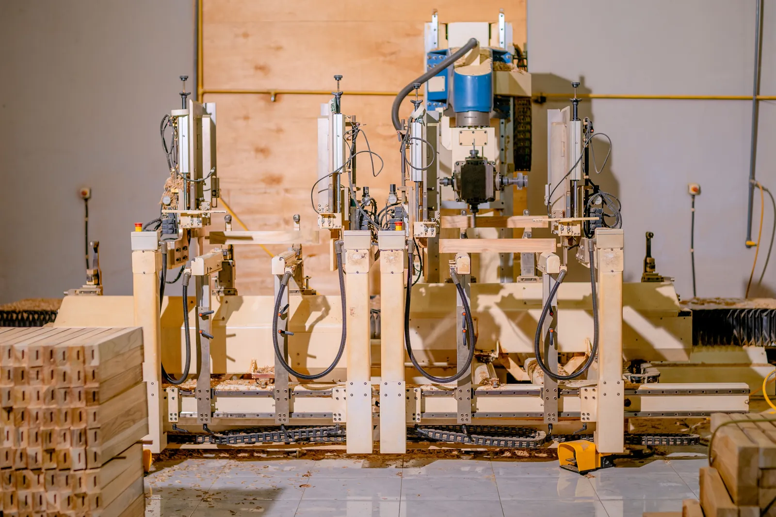 Máquina automatizada trabajando listones de madera en una fábrica