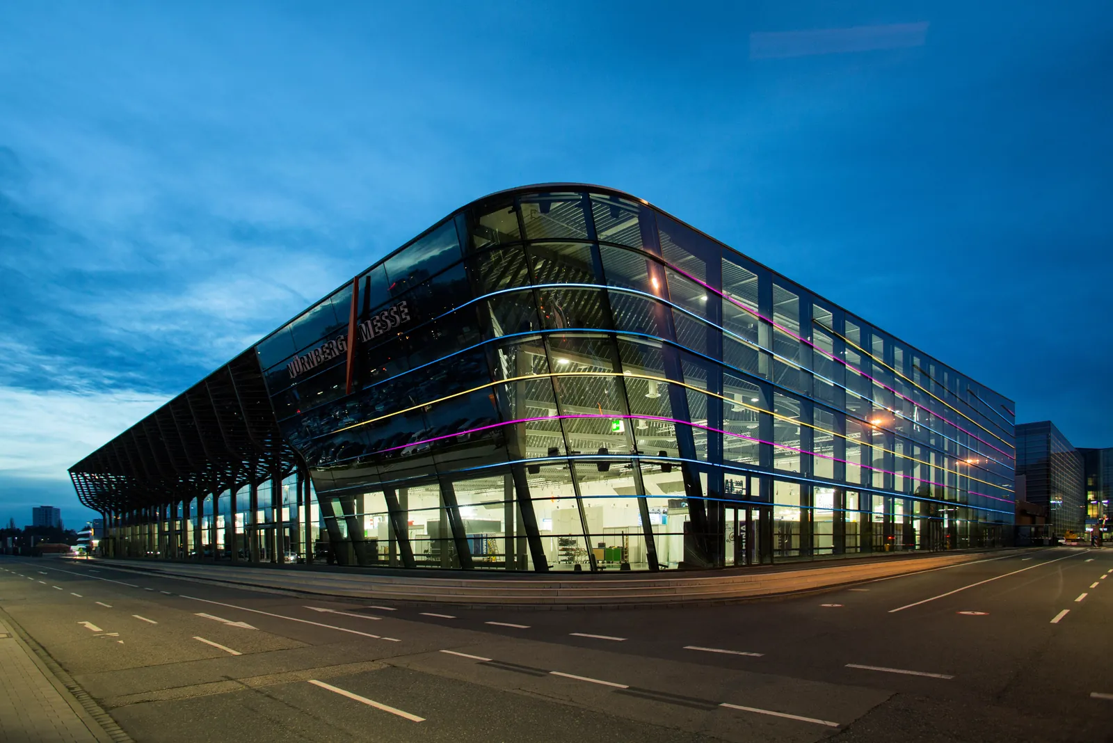 Exterior iluminado de Nürnberg Messe, recinto ferial de Alemania