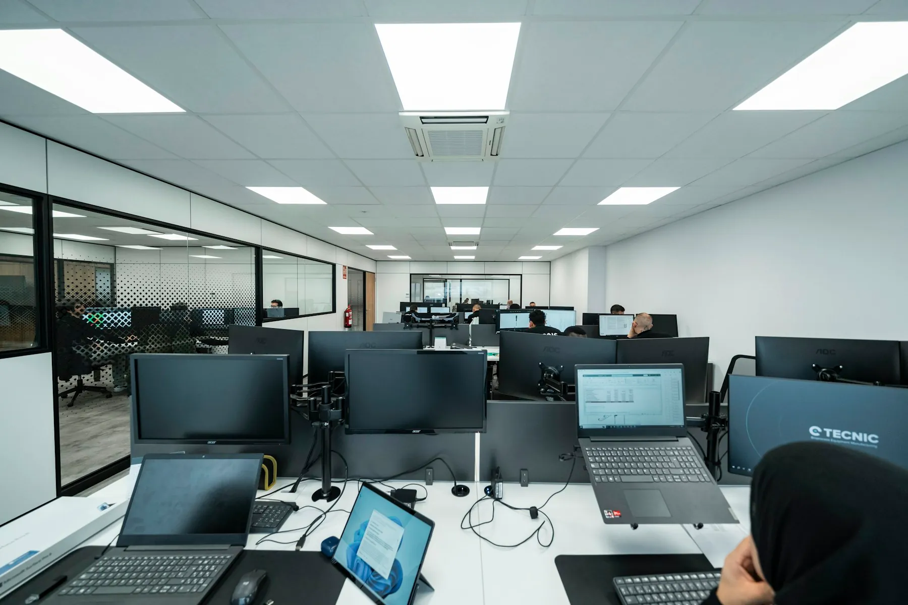 Equipo trabajando con ordenadores en una oficina técnica de Girona