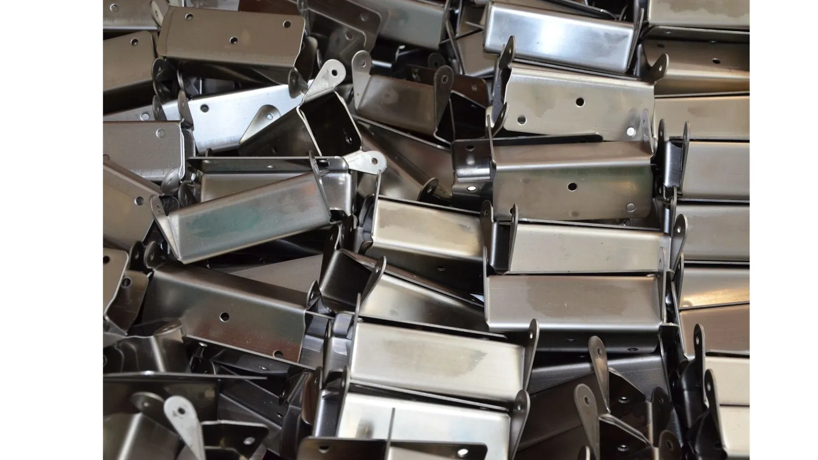 Lote de soportes metálicos plegados fabricados por HERGA
