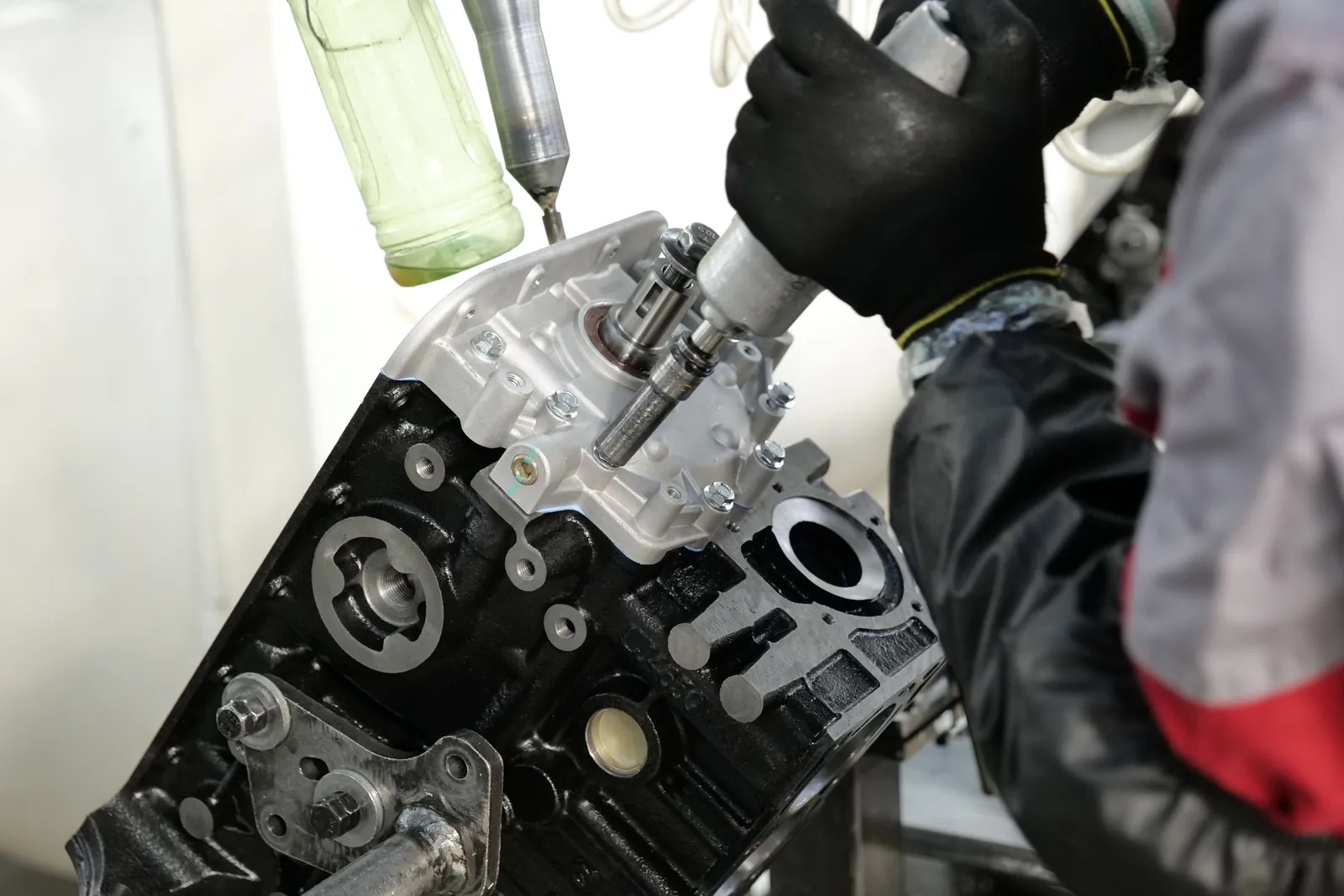 Montaje de un conjunto de motor con herramienta de precisión