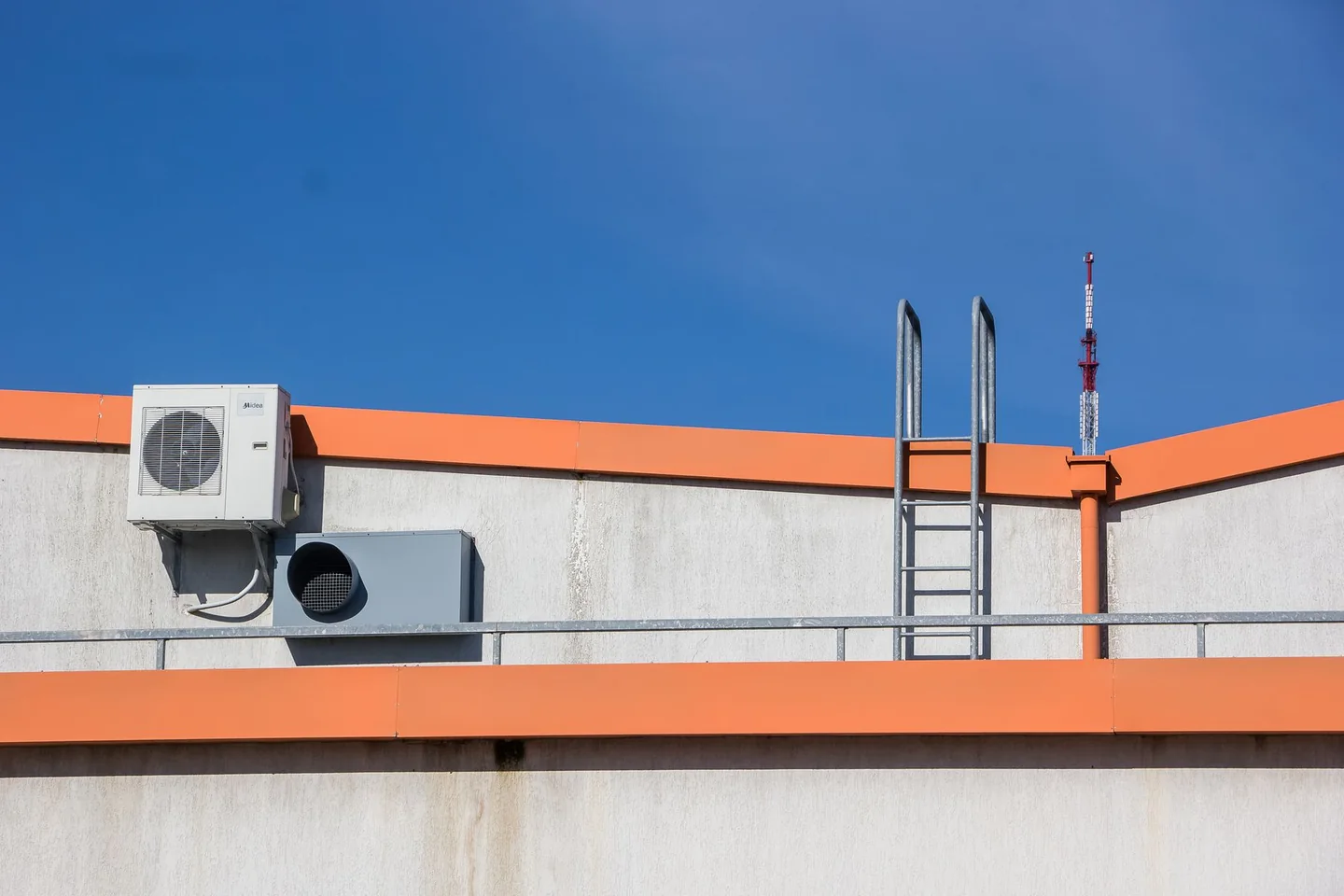 Equipo de climatización y conductos sobre la cubierta de un edificio