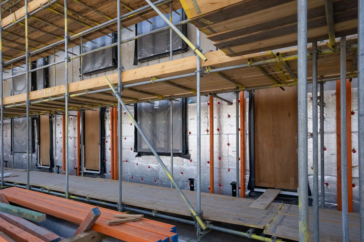 Ventanas y cerramientos en un edificio en construcción