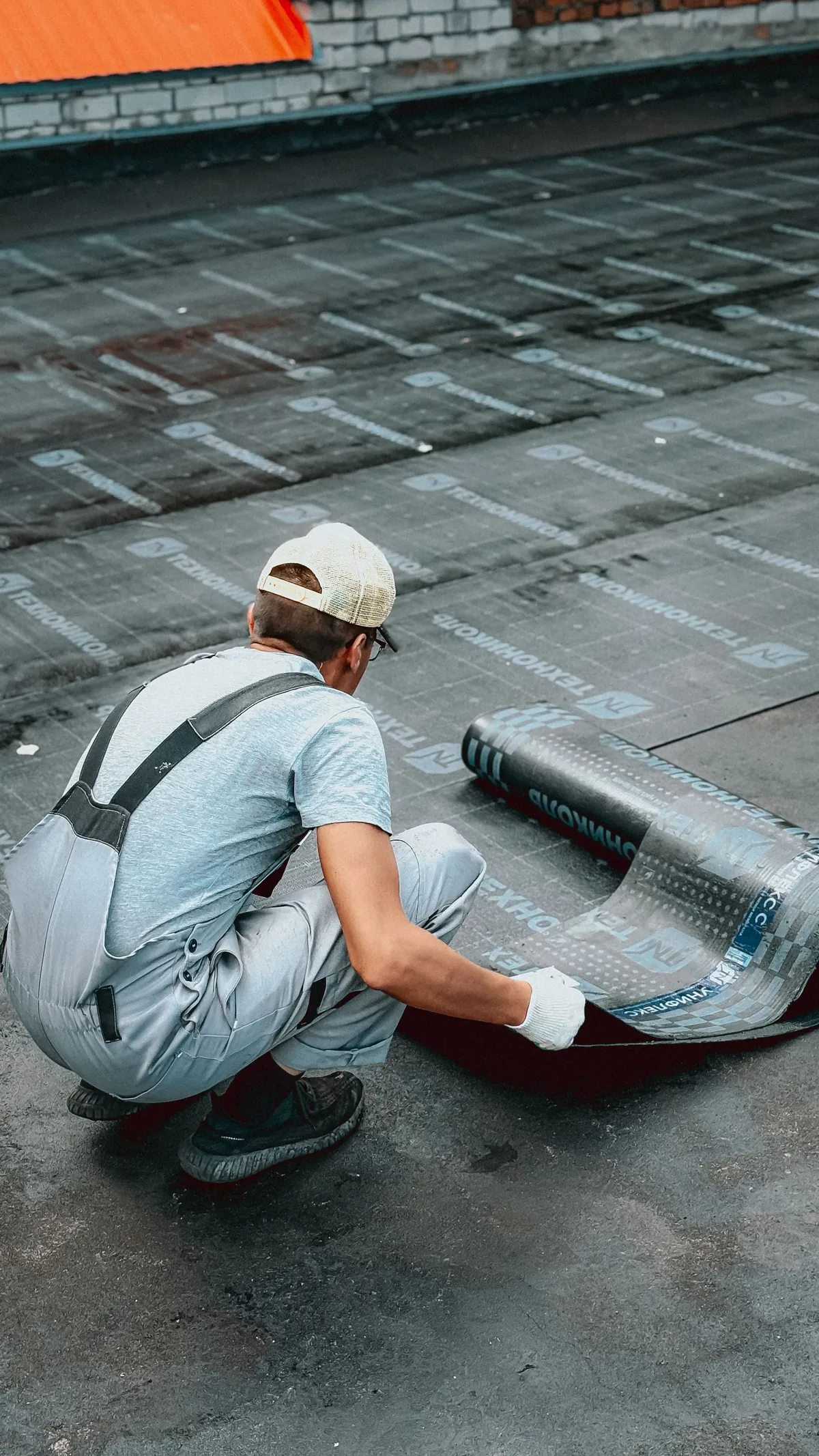 Instalación de una membrana impermeabilizante sobre una cubierta plana