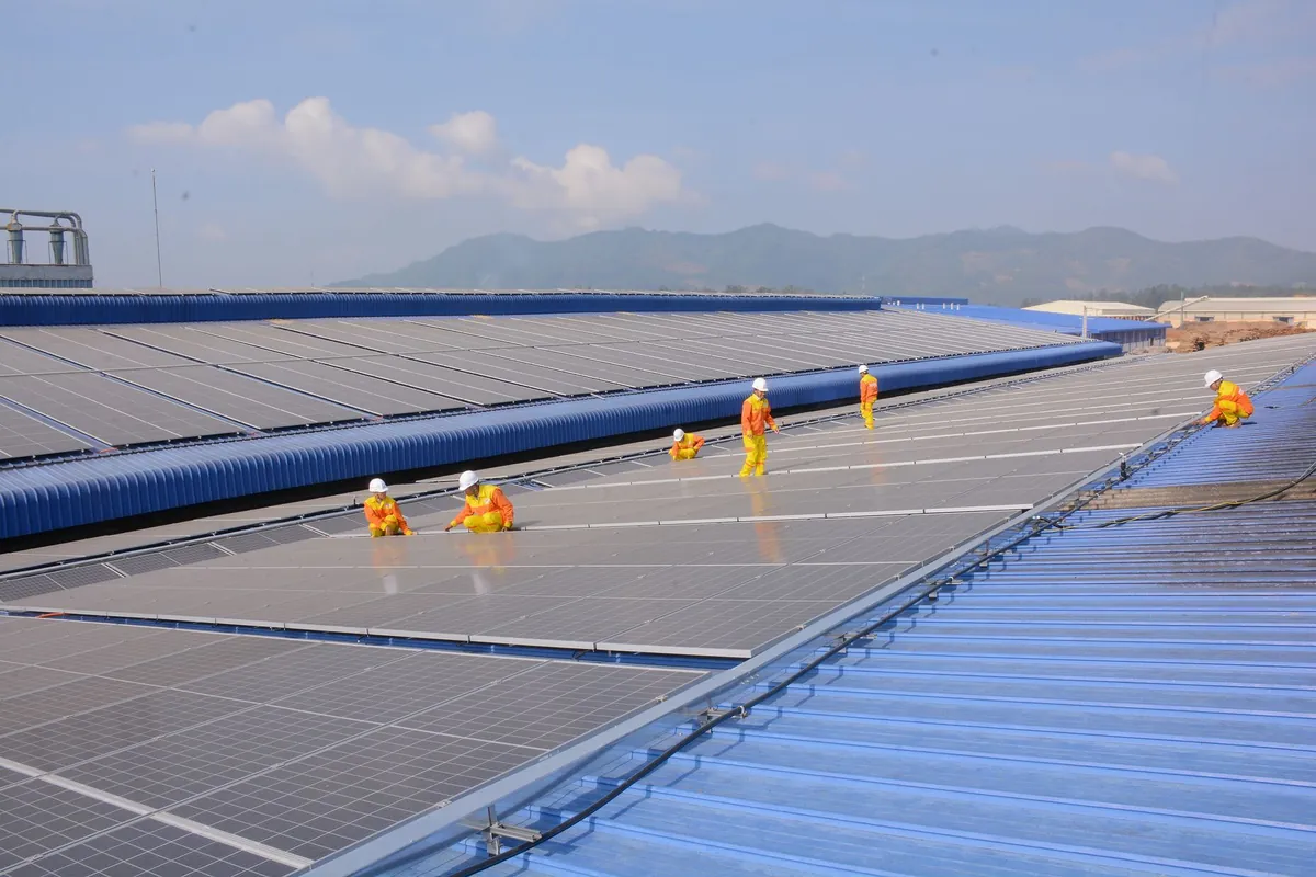 Instalación de paneles fotovoltaicos sobre una cubierta de gran superficie