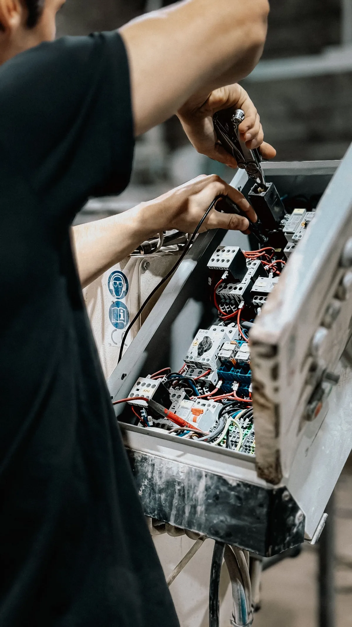 Técnico trabajando en el cableado de un cuadro eléctrico
