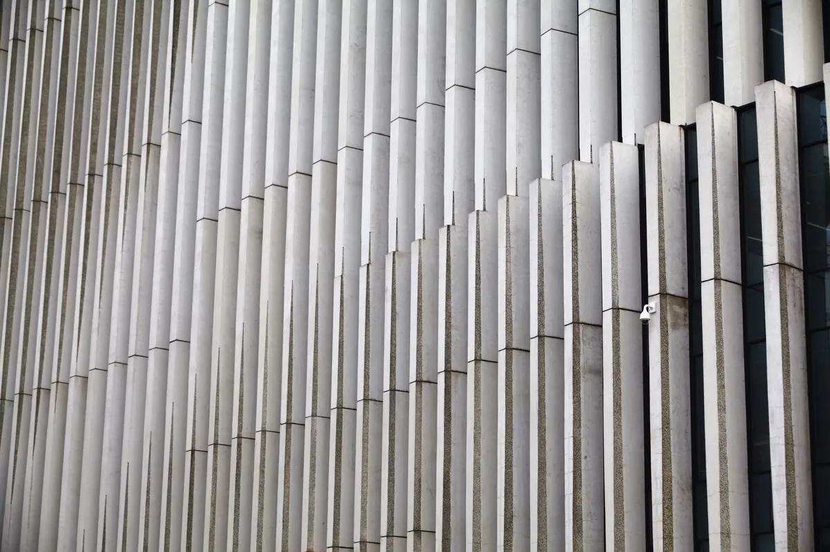 Fachada de un edificio con paneles verticales de hormigón