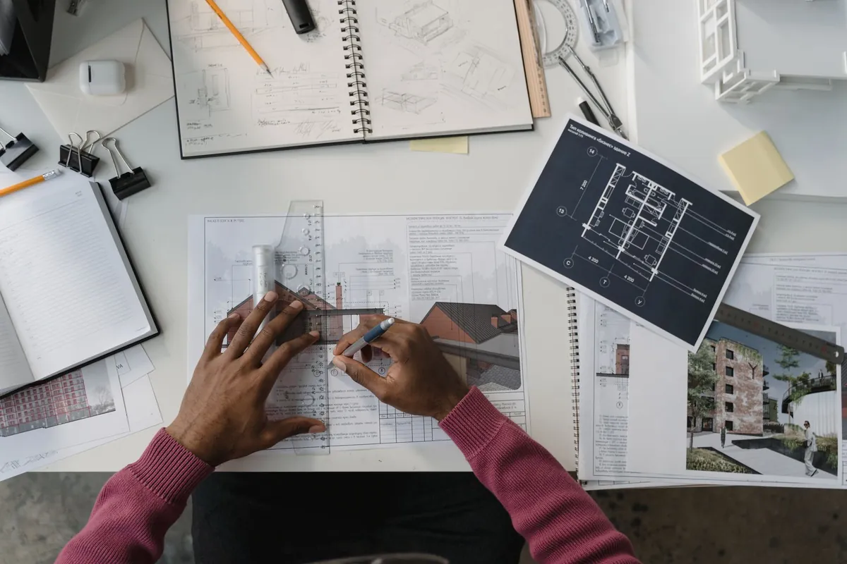 Profesional revisando planos de un proyecto de edificación