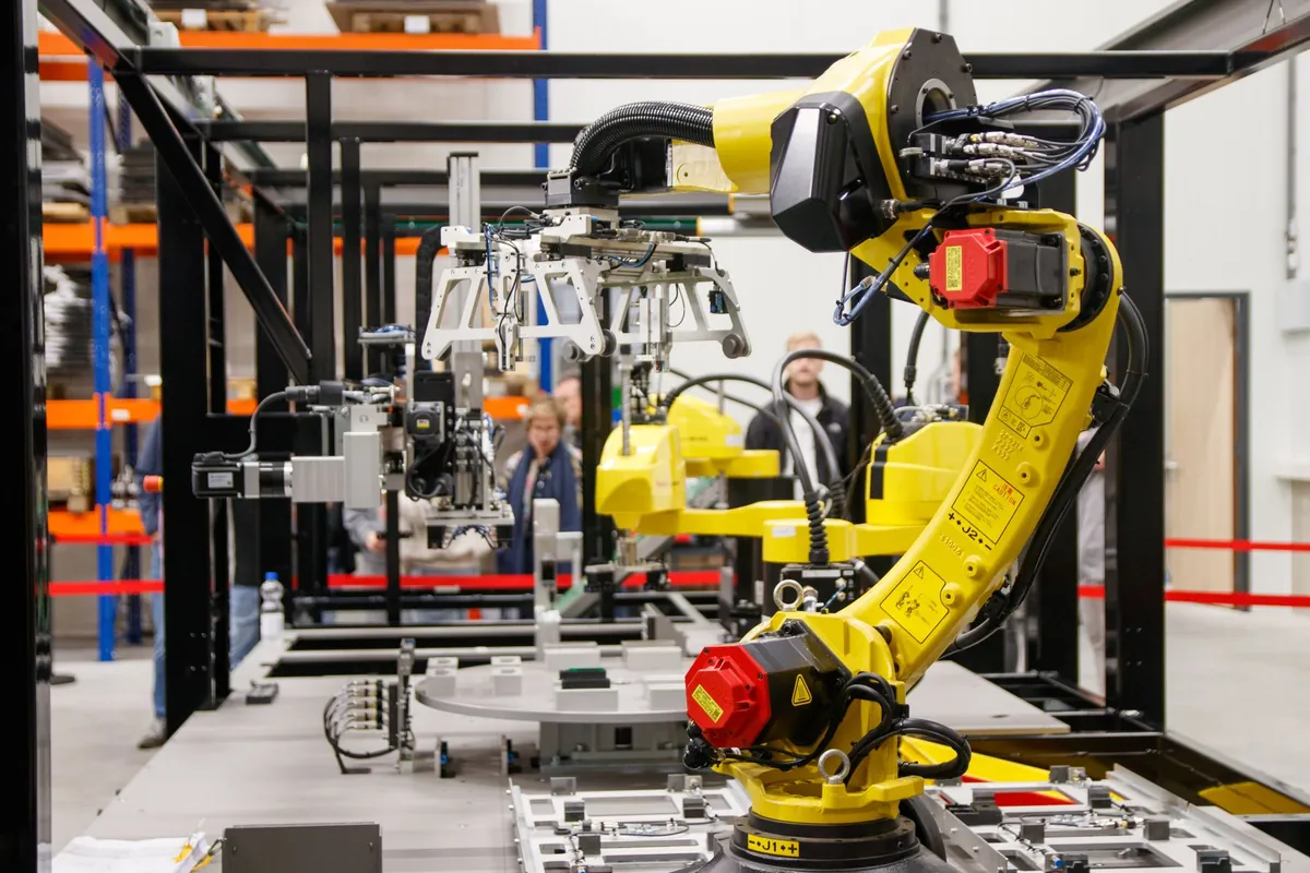 Brazo robótico en una instalación industrial automatizada