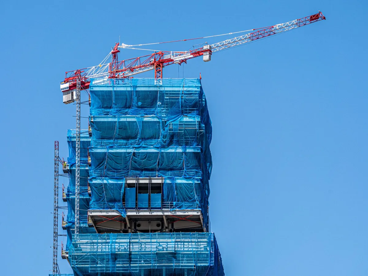 Edificio en construcción con grúa en Madrid