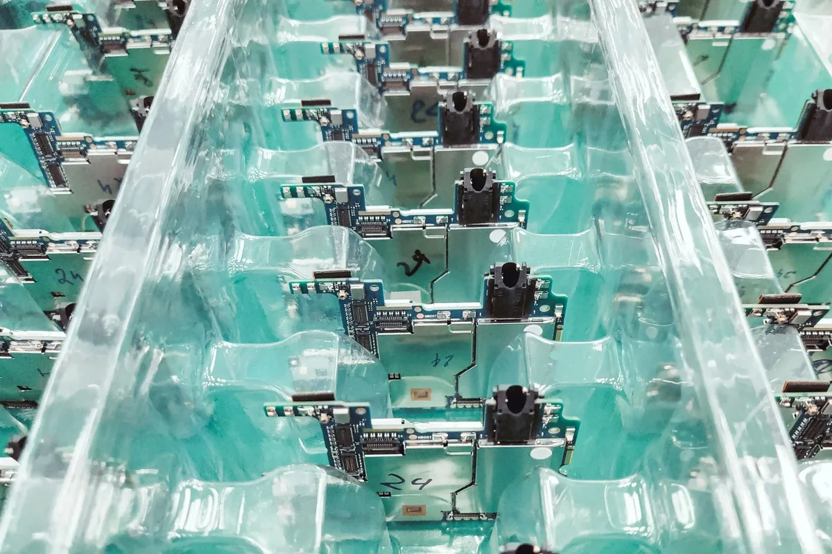 Placas de circuitos electrónicos en un proceso de fabricación