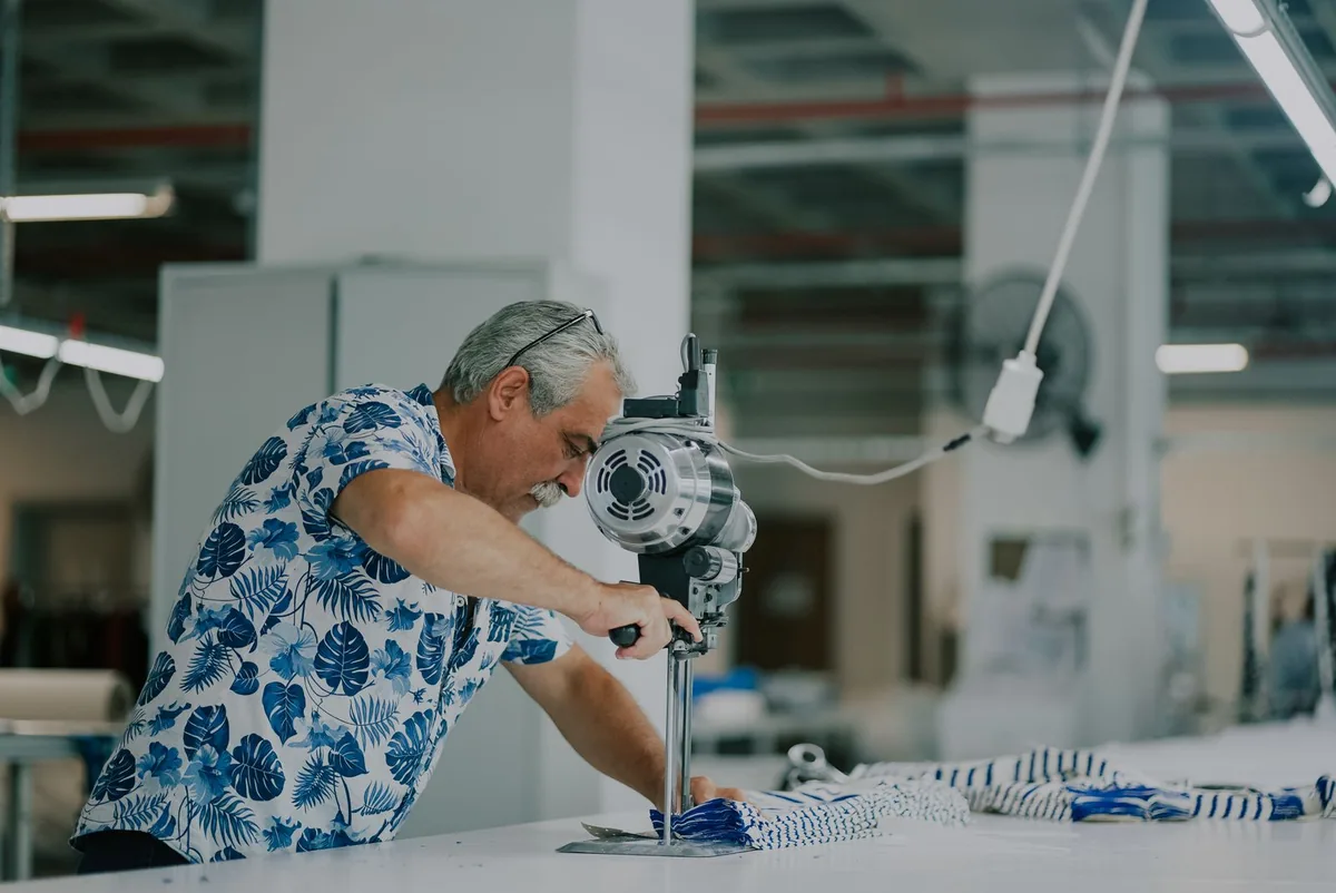 Operario trabajando con maquinaria de fabricación textil