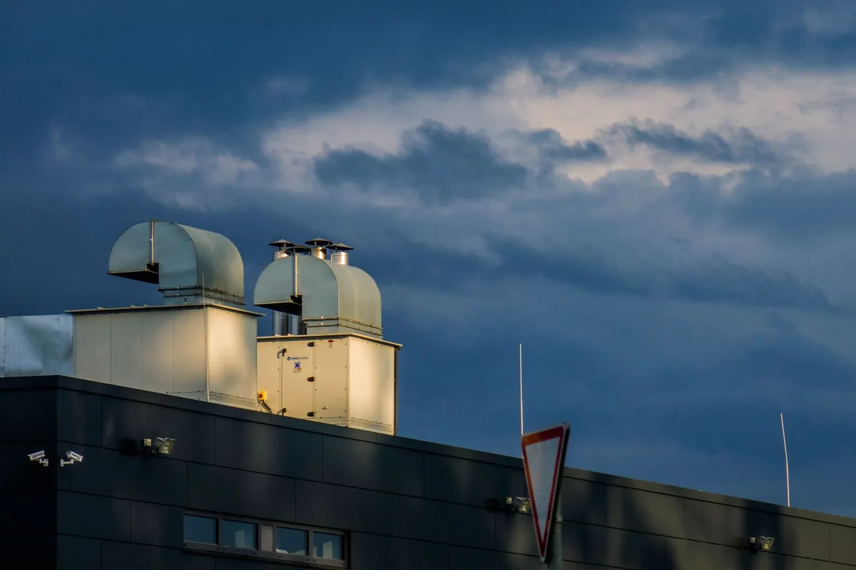 Equipos de ventilación y climatización sobre la cubierta de un edificio