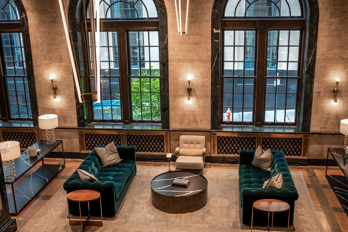 Mobiliario y zona de recepción en el interior de un hotel
