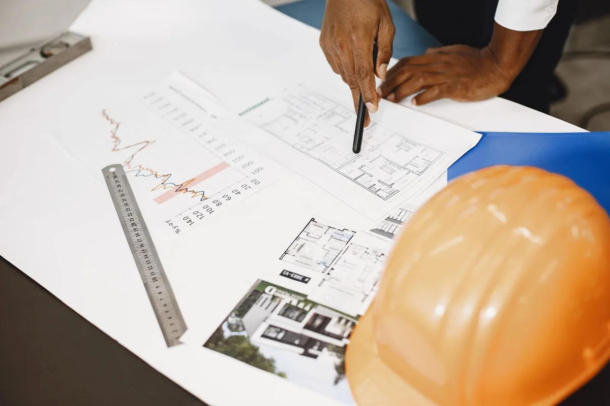 Revisión de planos de un proyecto de edificación