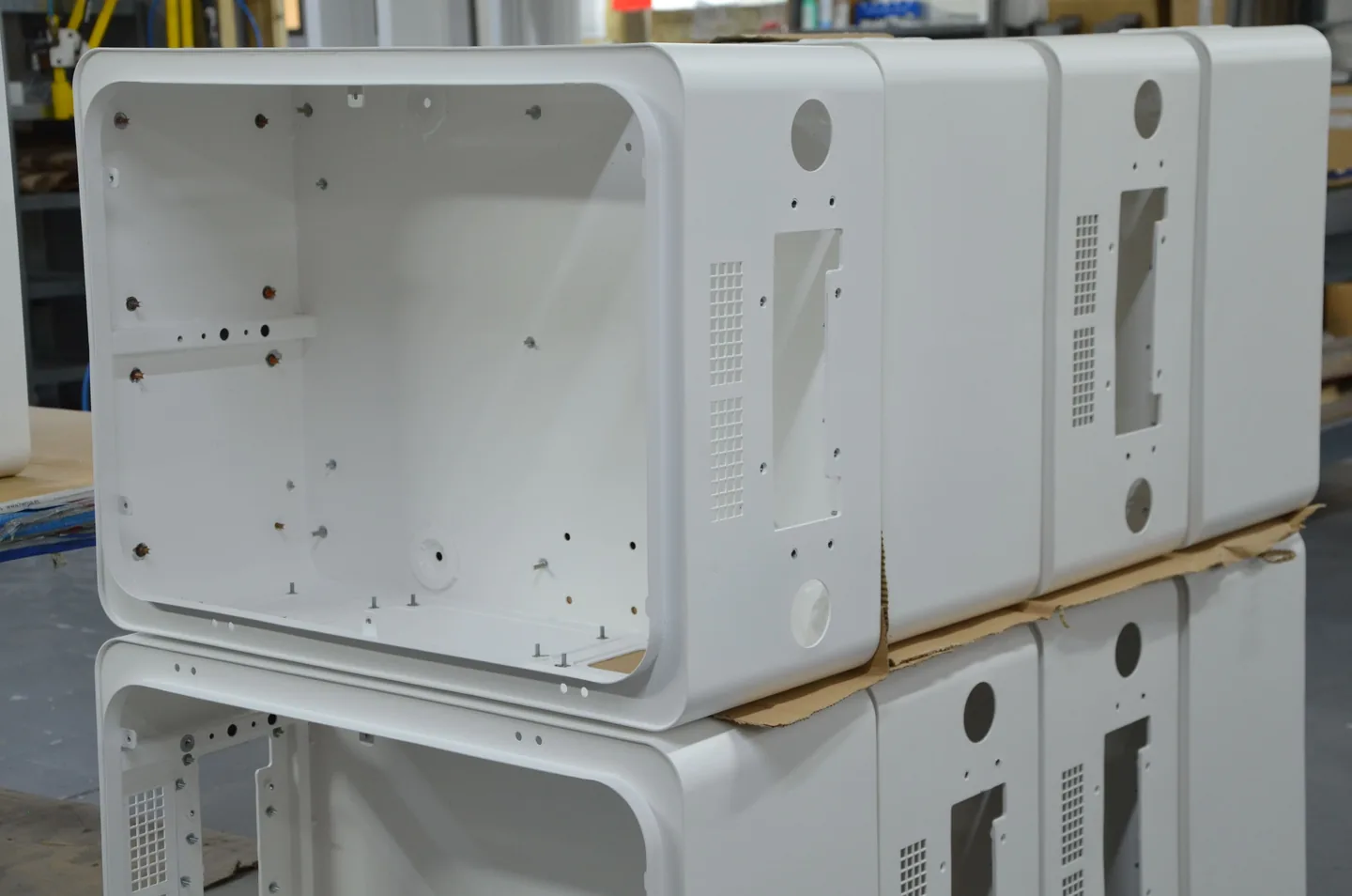 Envolventes metálicas pintadas y apiladas en las instalaciones de HERGA