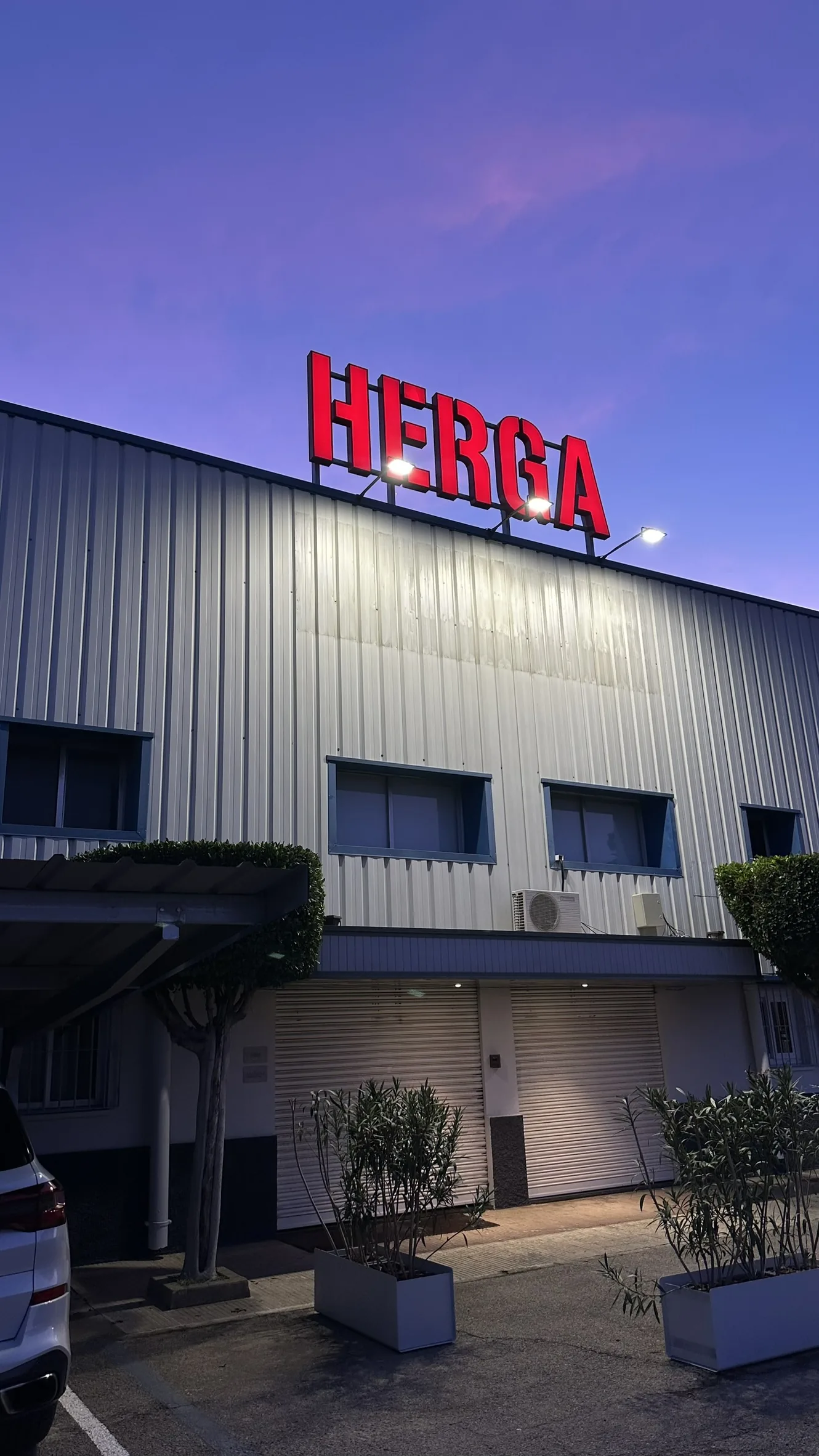 Fachada del taller con el rótulo HERGA en San Antonio de Benagéber