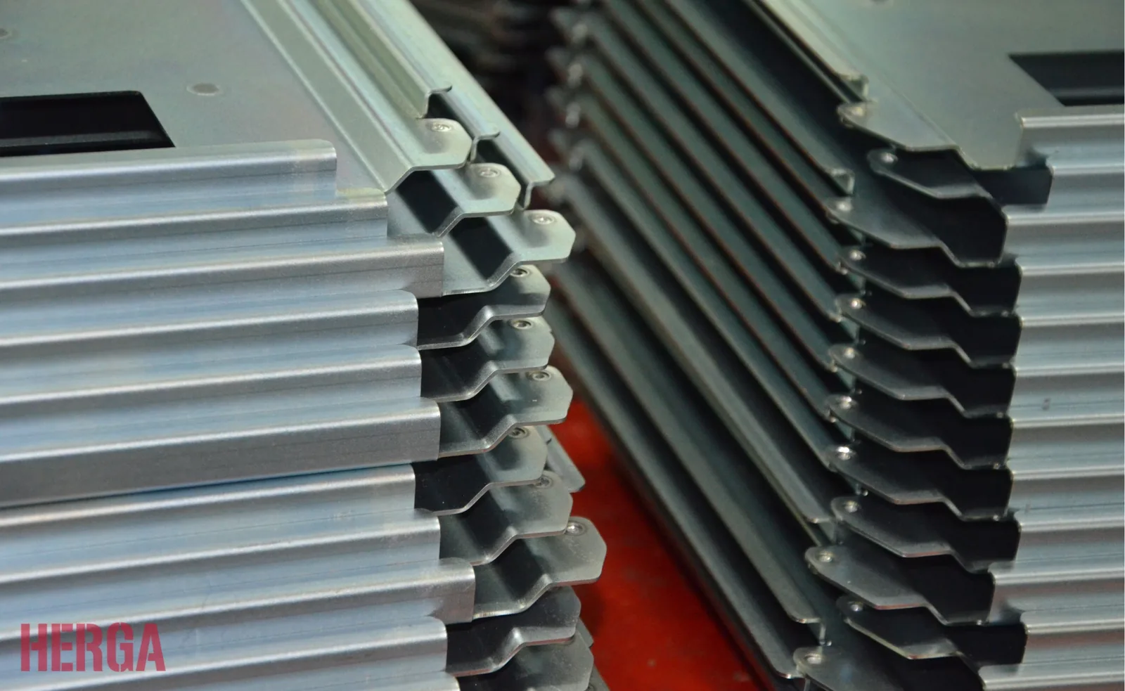 Series de piezas metálicas plegadas y fabricadas por HERGA