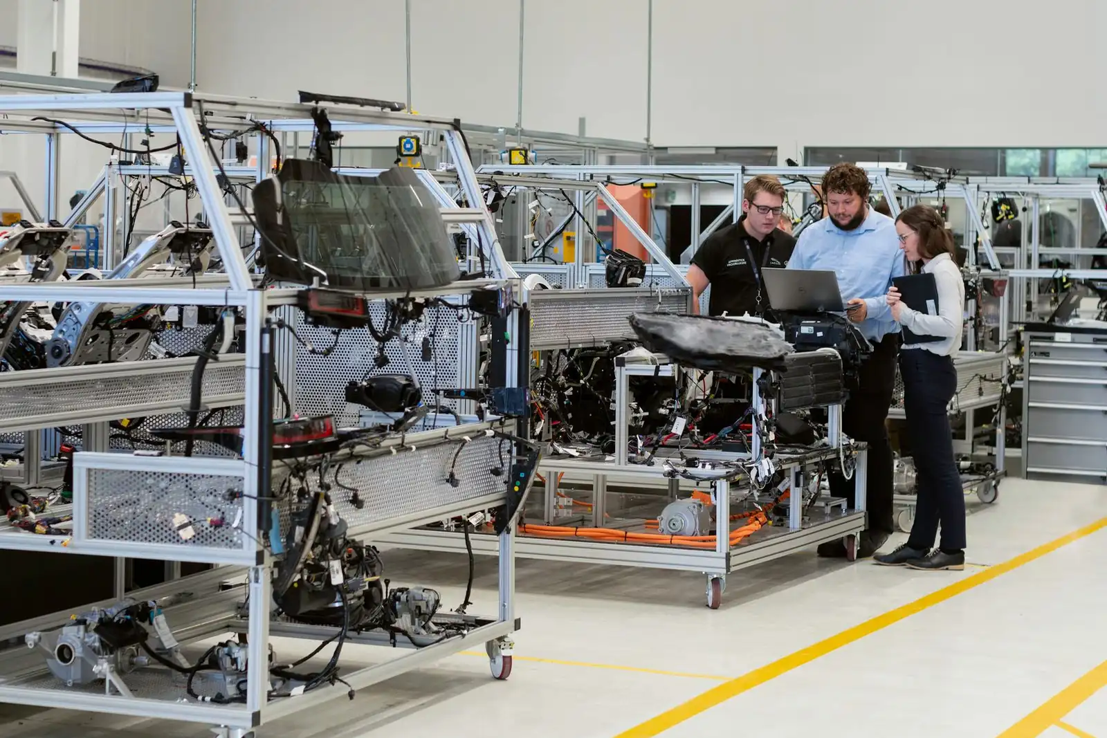 Equipo de ingeniería trabajando en automatización industrial