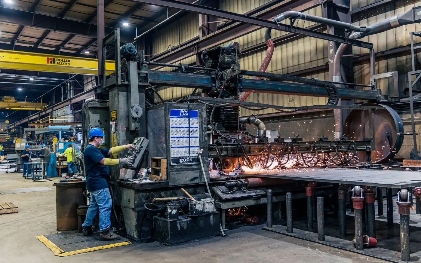 Maquinaria de producción dentro de una planta industrial