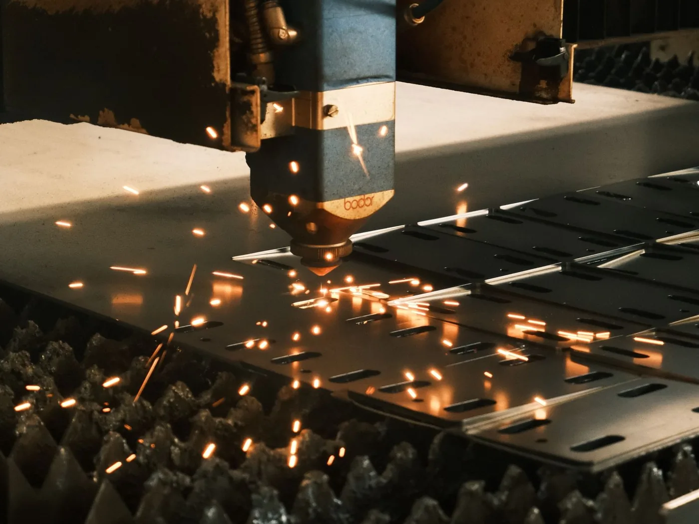 Corte láser de metal en una empresa de fabricación y subcontratación industrial