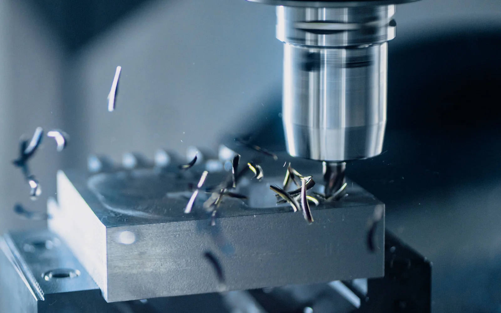 Mecanizado CNC de una pieza metálica de precisión