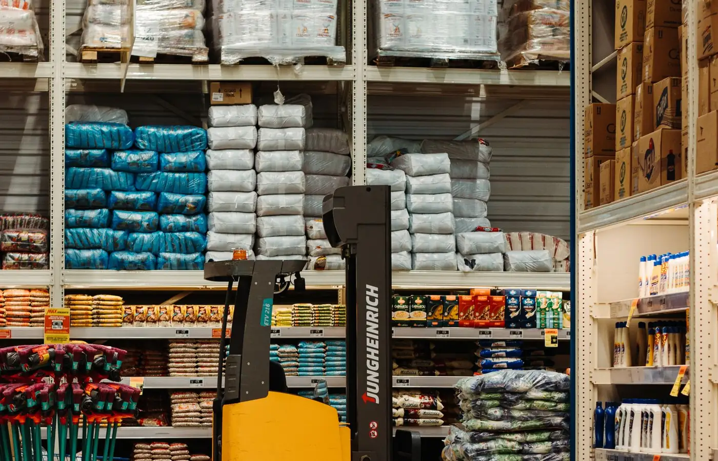 Almacén mayorista con palés, estanterías y mercancía preparada para reparto