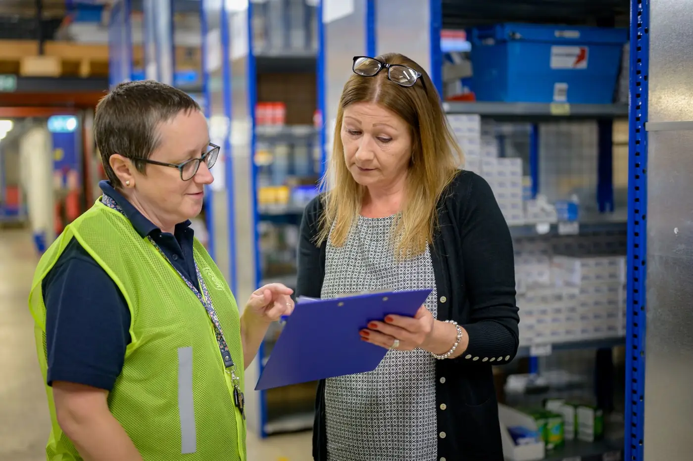 Responsables de compras revisando existencias y condiciones de suministro en un almacén profesional