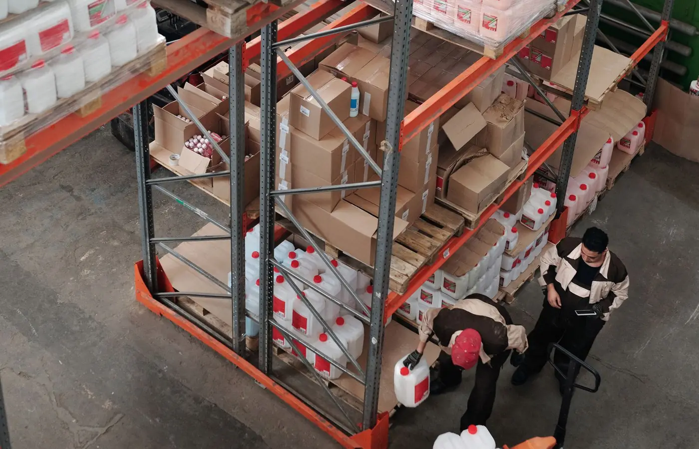 Equipo de almacén coordinando inventario, preparación y disponibilidad de un pedido profesional