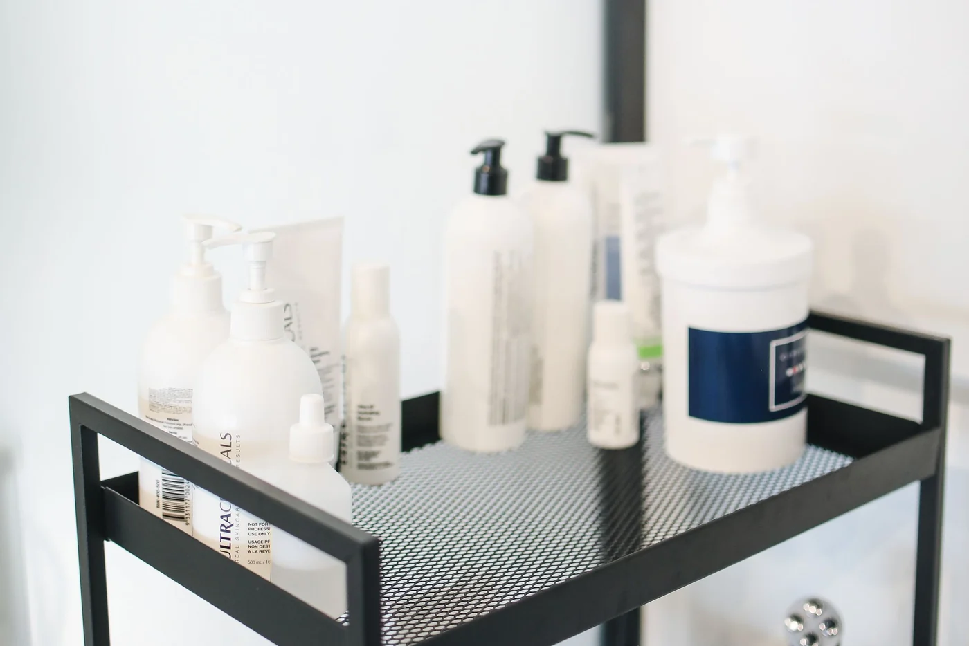 Distribuidor de cosmética profesional revisando productos, testers y material de venta
