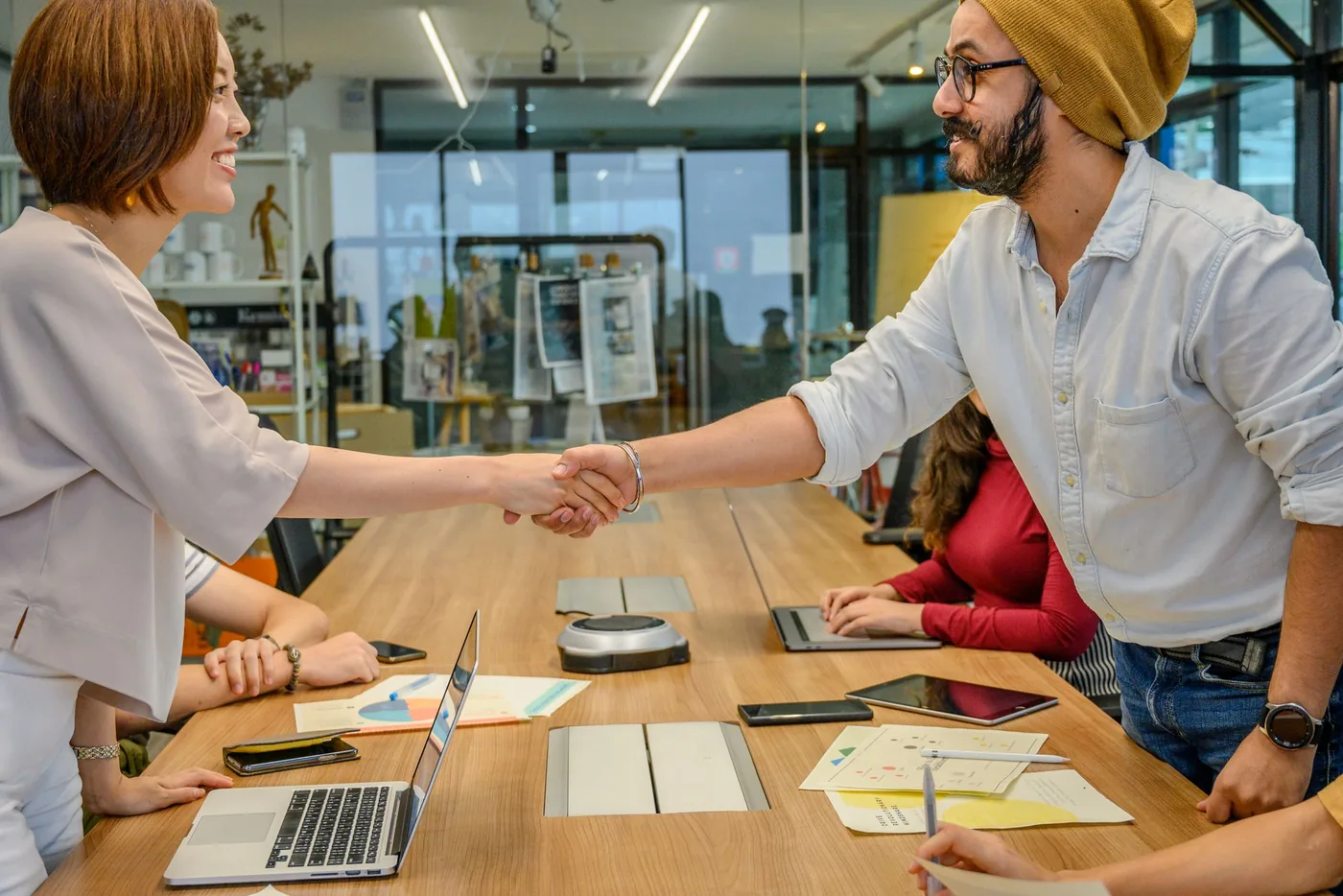 Fabricante formando al equipo comercial de un distribuidor sobre un producto técnico