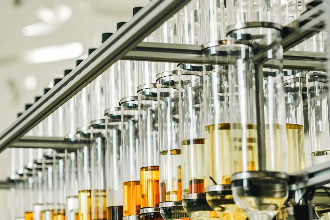 Proceso automatizado de dosificación y envasado de líquidos de gran consumo