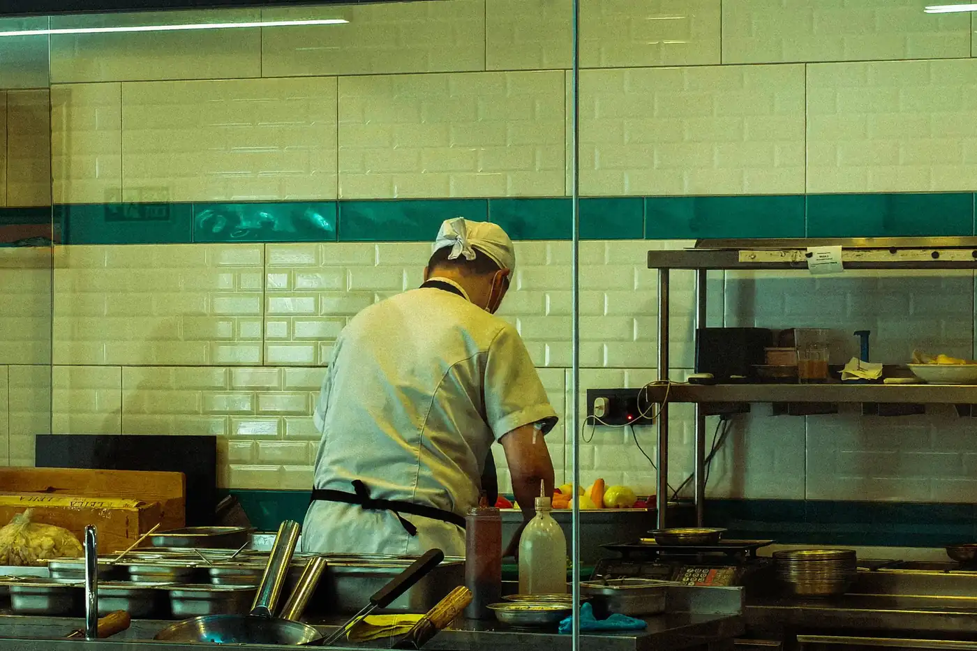 Responsable de una cocina de colectividades preparando un pedido de alimentación profesional