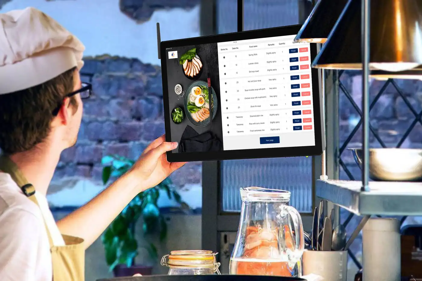Chef revisando necesidades de compra antes de buscar un distribuidor de alimentación para su restaurante