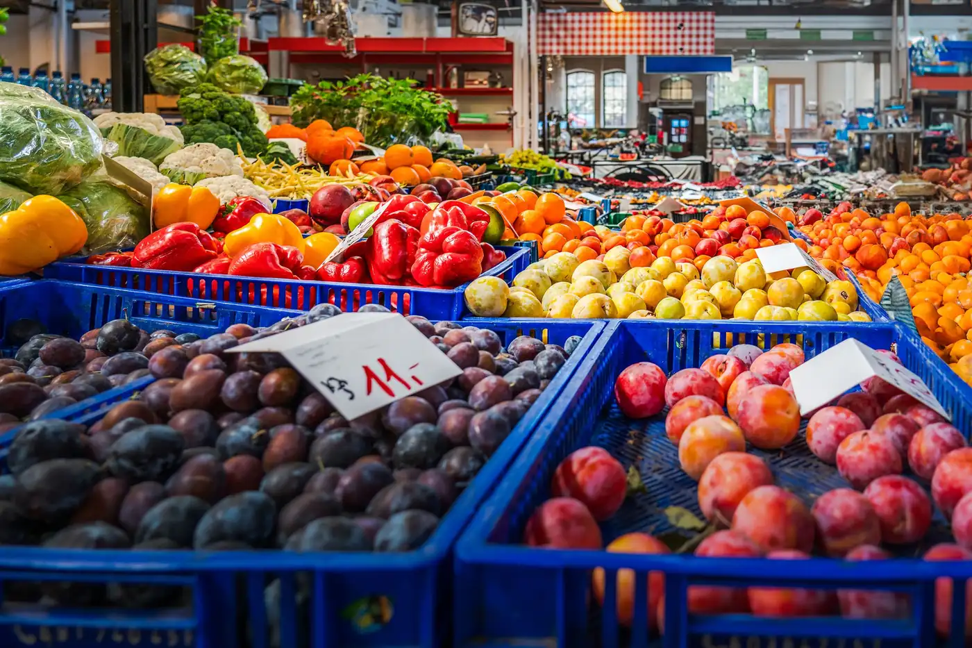Fruta y verdura en cajas para suministro profesional a tiendas y cocinas