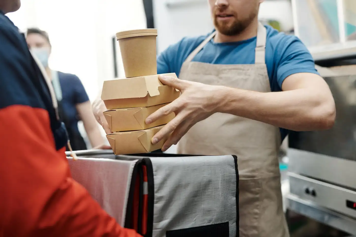Entrega de cajas en un restaurante que necesita encontrar un proveedor de alimentación
