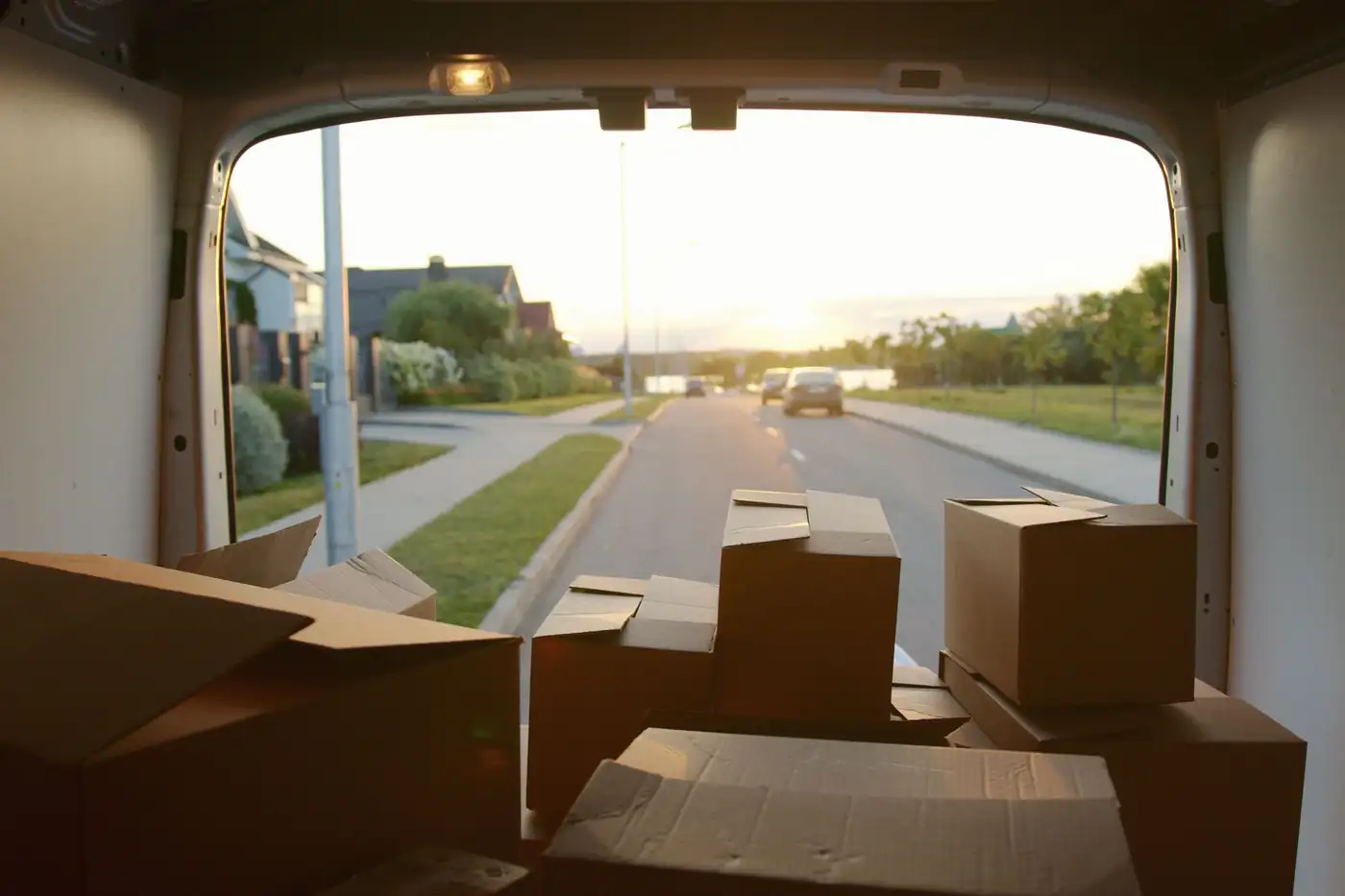 Interior de una furgoneta que hace la ruta habitual de un distribuidor de alimentación