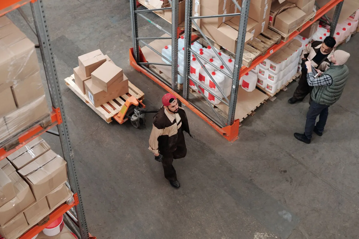 Equipo coordinando mercancía y capacidad de suministro en un almacén industrial