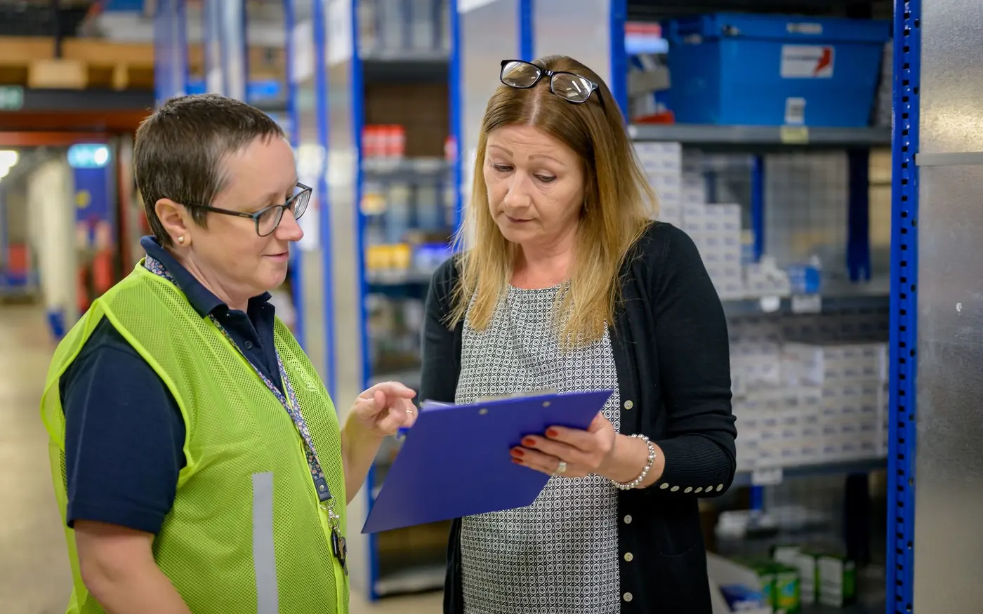 Responsables de compras revisando equipamiento y capacidad de suministro en un almacén