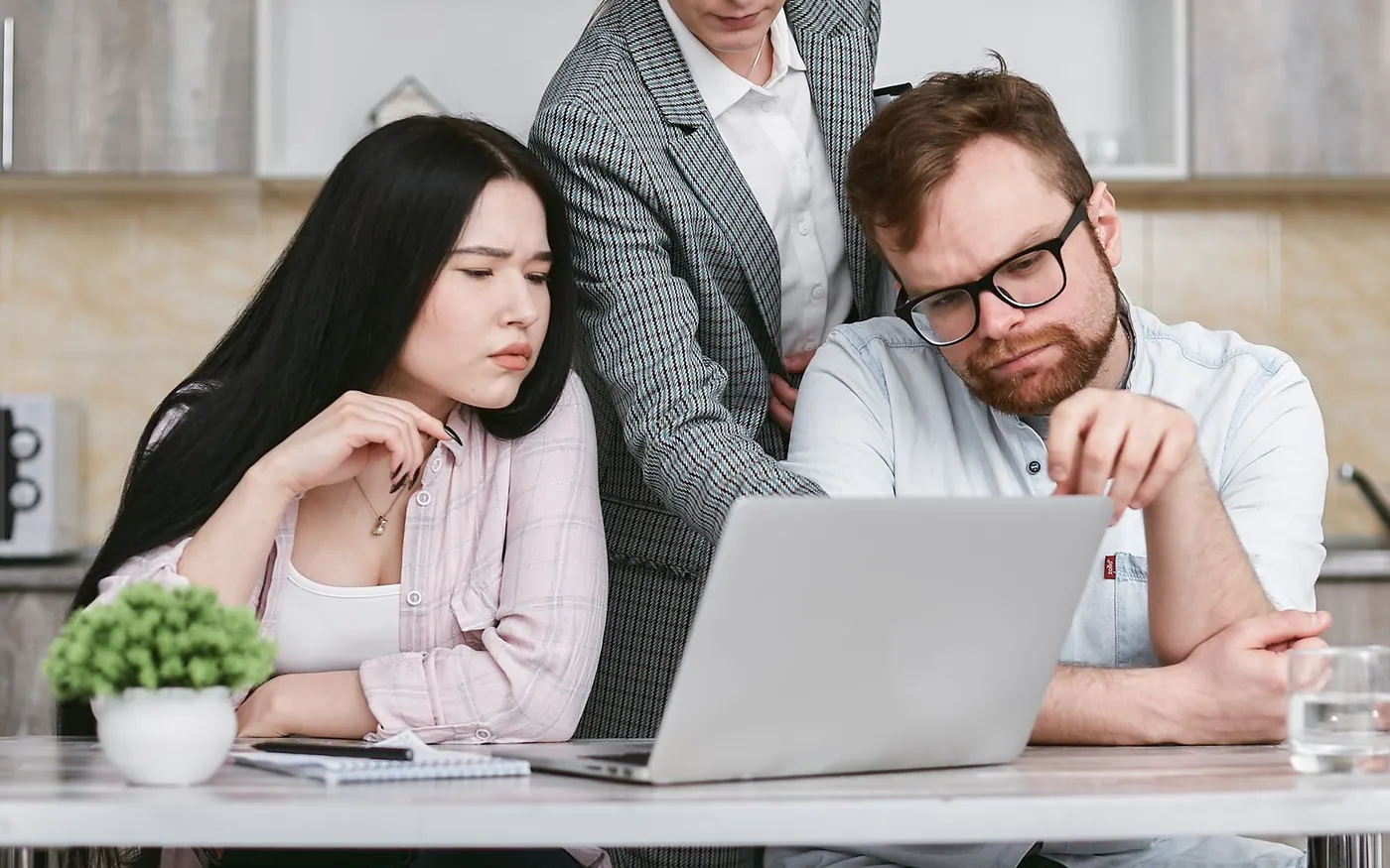 Equipo analizando en un portátil la demanda digital de posibles clientes internacionales