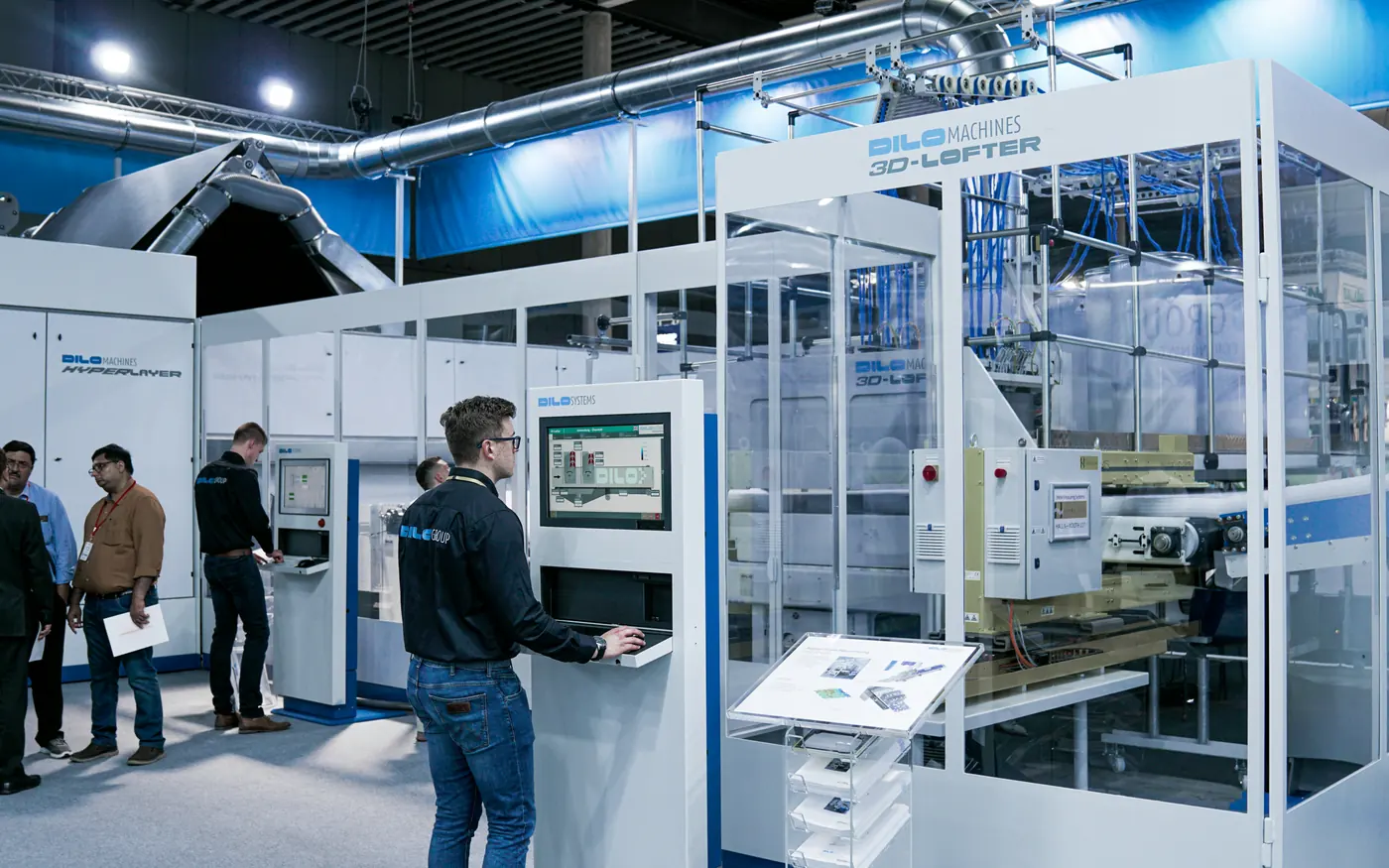 Maquinaria industrial expuesta en una feria tecnológica de Barcelona