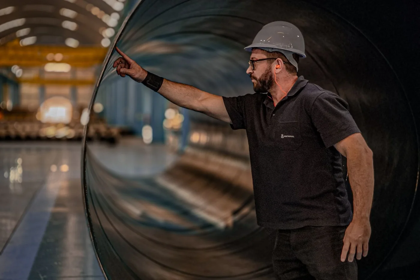 Responsable técnico inspeccionando una pieza industrial antes de ofrecerla en otros mercados