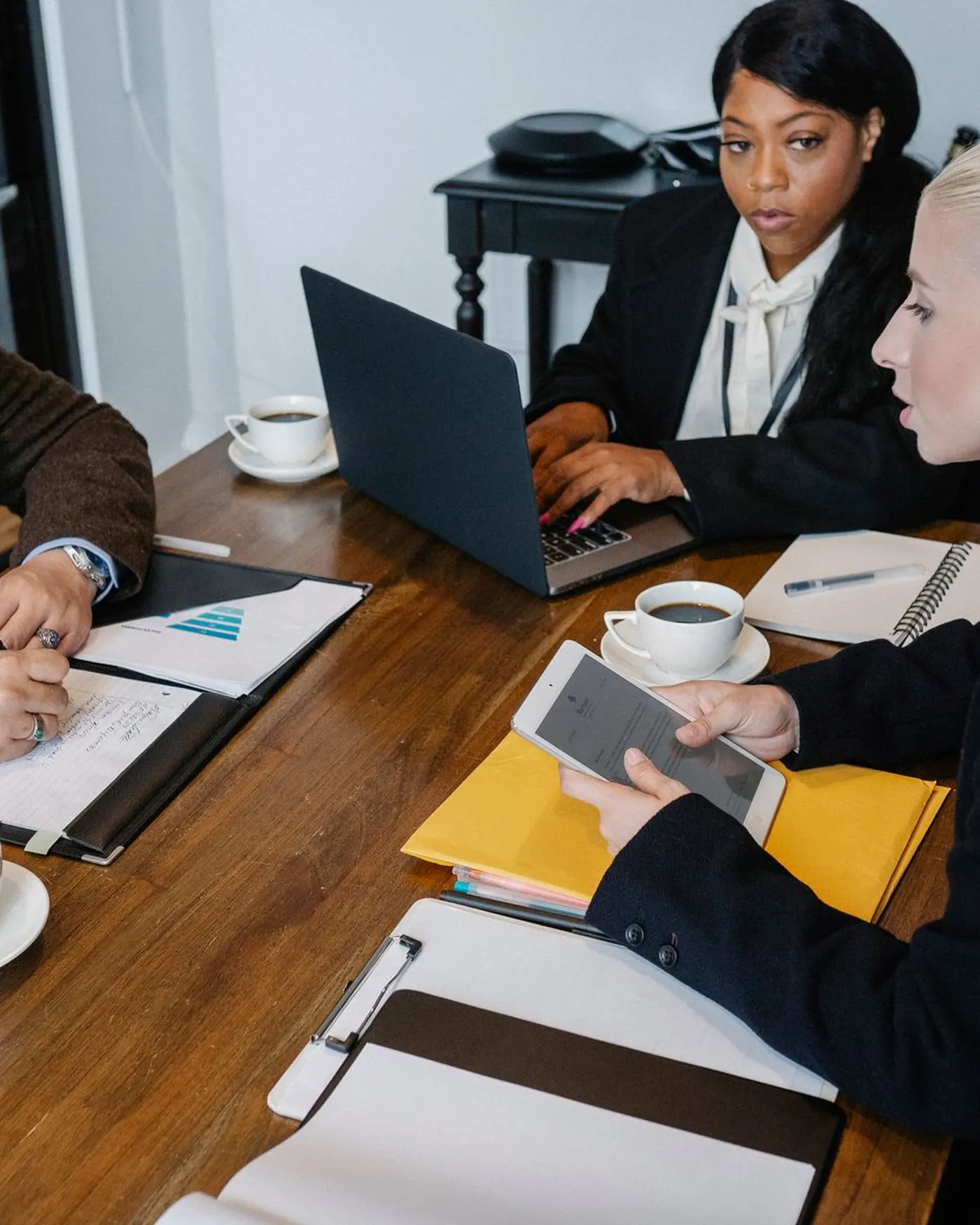 Equipo revisando datos y documentos para valorar oportunidades comerciales internacionales