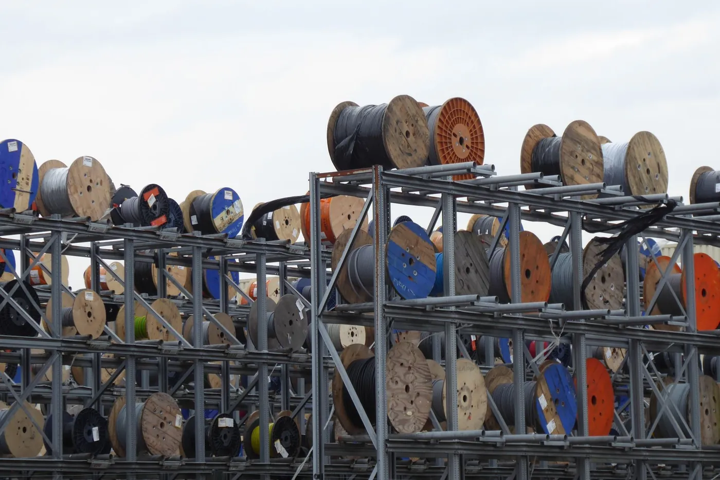 Bobinas de cable industrial preparadas para suministro desde una instalación europea