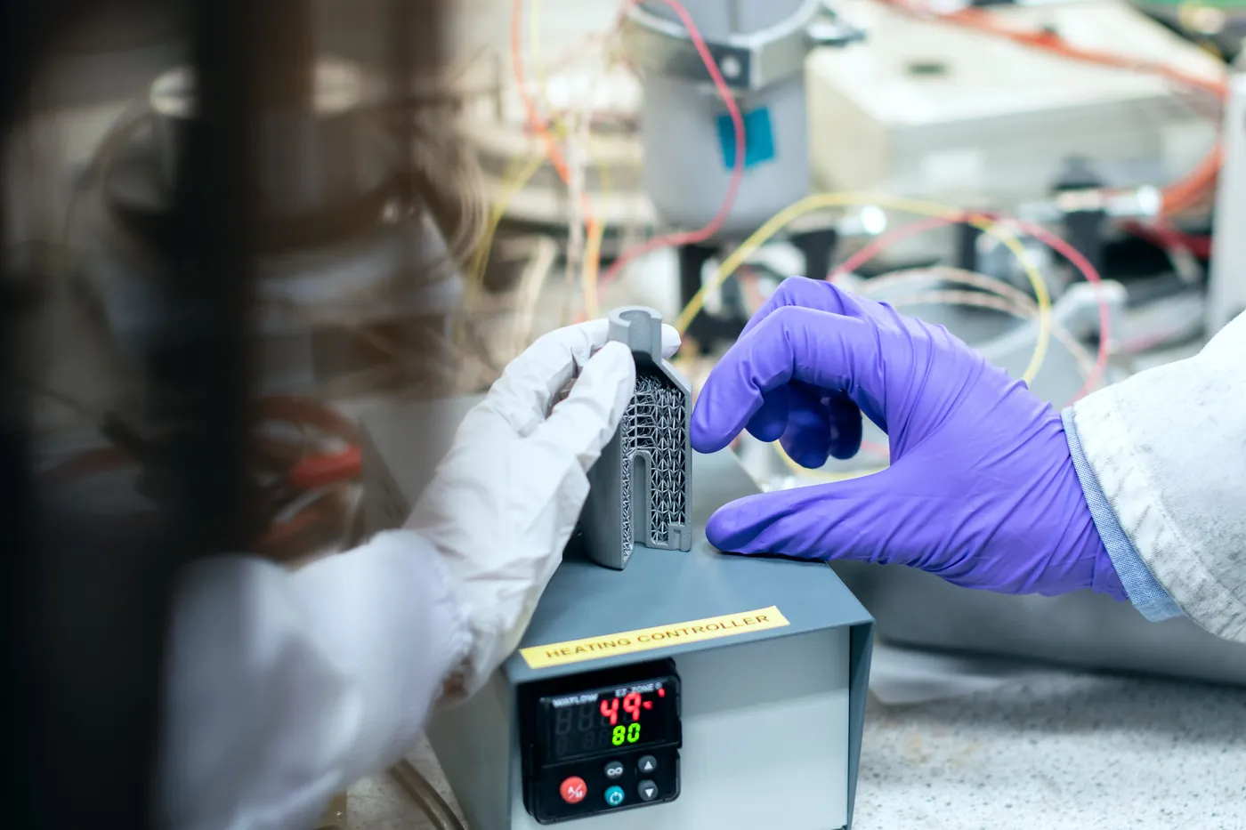 Ensayo de materiales y verificación de un componente en laboratorio industrial