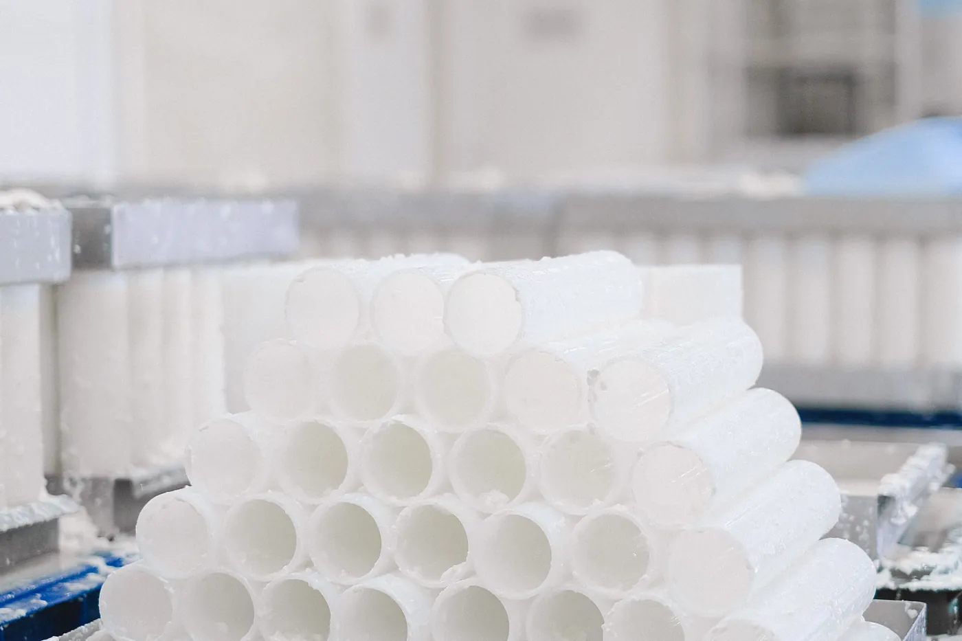 Tubos plásticos preparados en una línea de fabricación industrial
