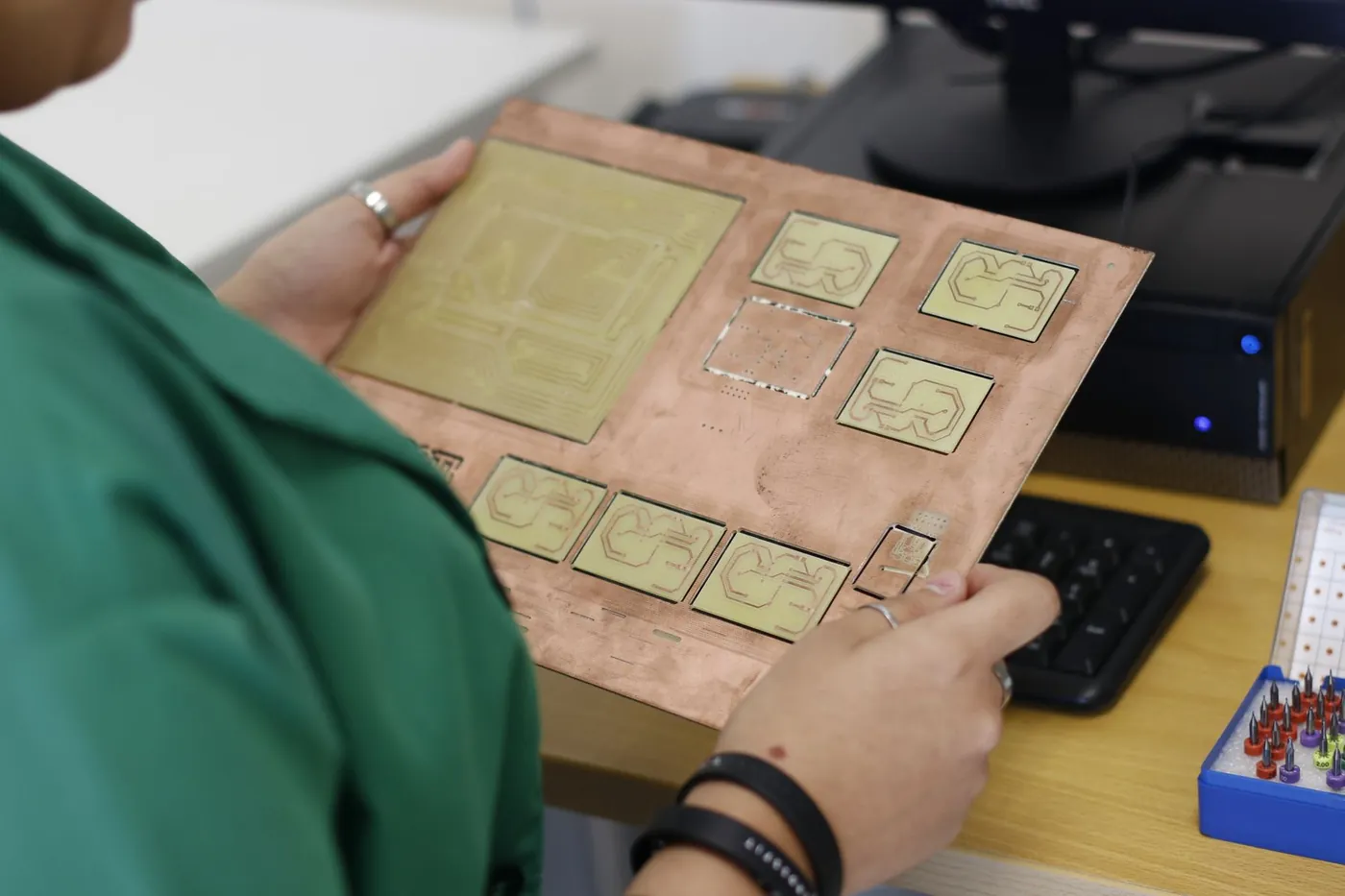 Técnica revisando la calidad y documentación de un conjunto electrónico
