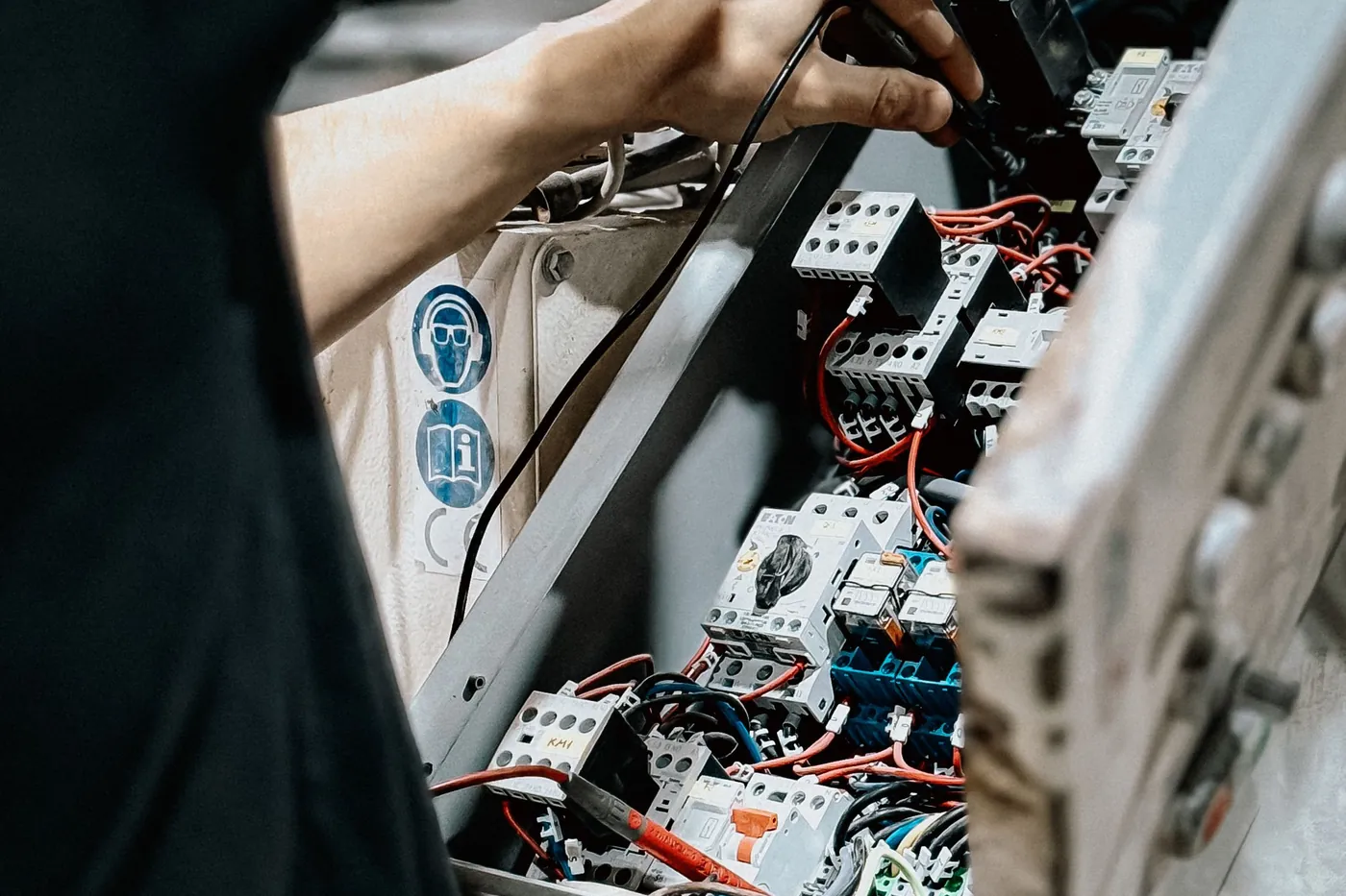 Integración de cableado y componentes en un cuadro de control industrial