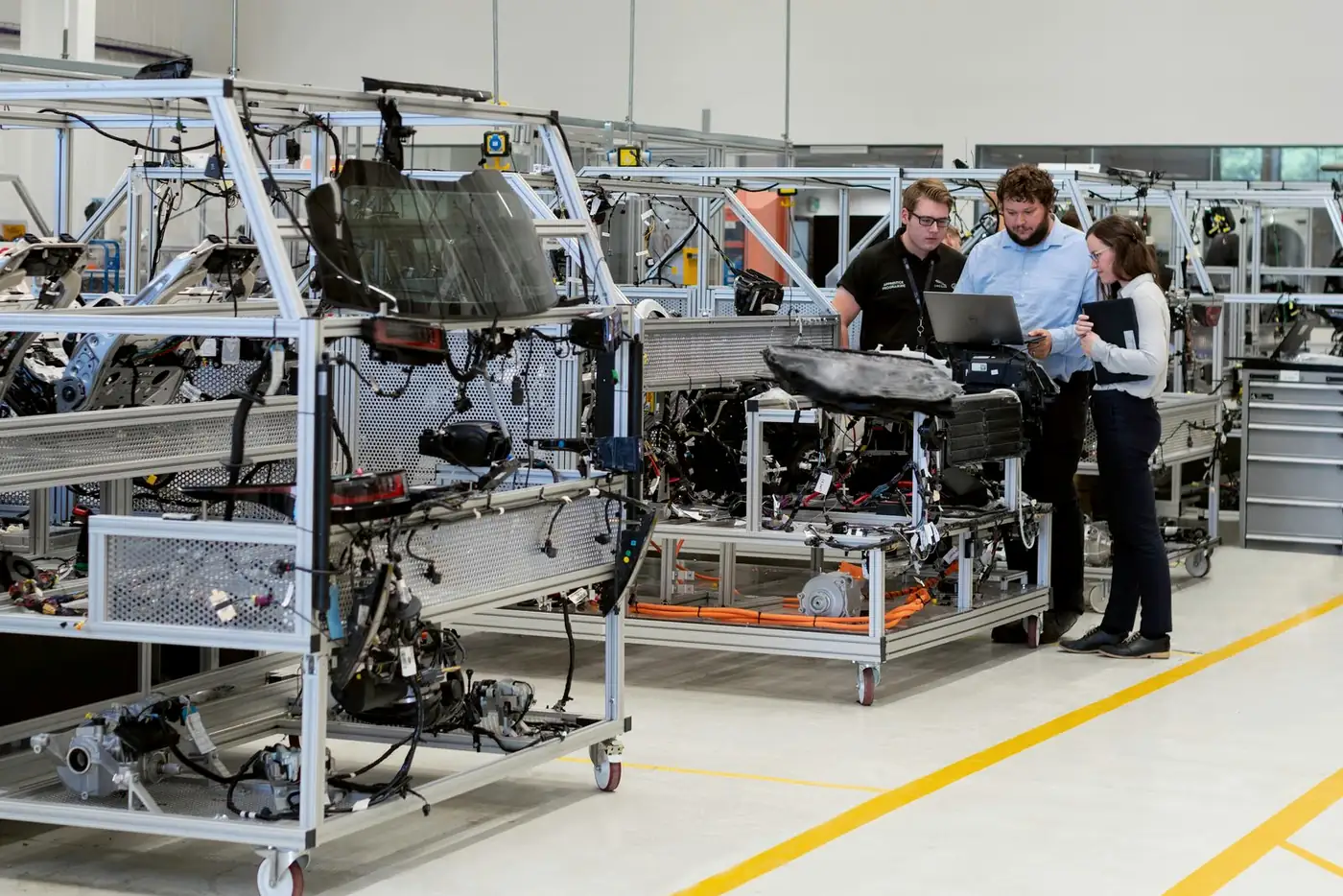 Equipo técnico revisando una instalación durante una visita industrial